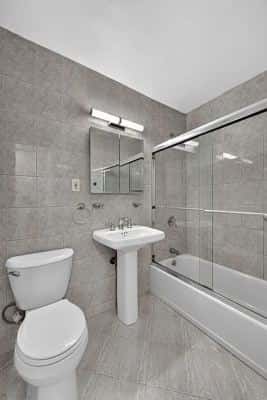 Studio for rent — 150 E 18th St, New York 4