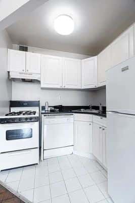 Studio for rent — 220 E 24th St, New York 4