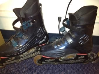 Selling sweet rollerblades ($20 obo) 1
