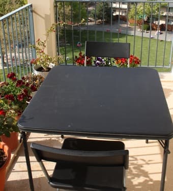ikea table and 6 chairs 60$ 2