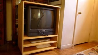Samsung  DVD Player  with remote plus an old magnaxvox TV and frame 2