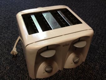4-Slice Toaster ($5) 1