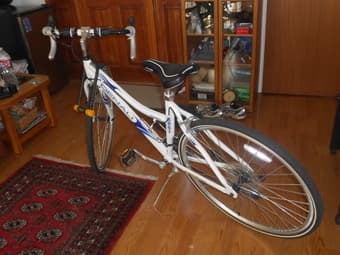 almost new GMC Denali Women's Road Bike plus U lock 3