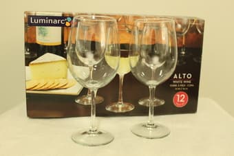 12 Wine Glasses (LIKE NEW) Selling $10 1