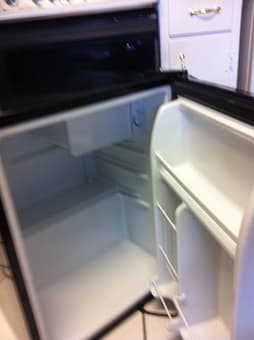 Sanyo 2 2/5 cubic foot Mid-Size Refrigerator $50 2