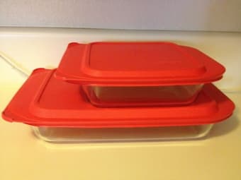 Pyrex set 13x9 and 8x8 with lids for sale 1