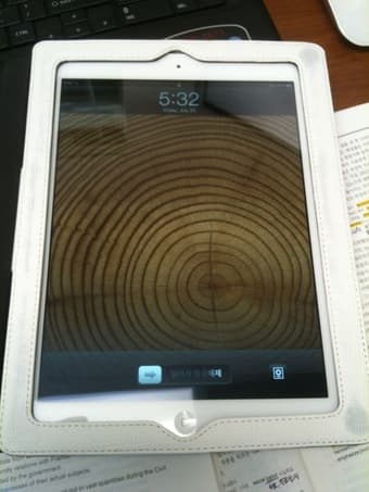 New IPAD 16G WIFI White and Leather case with smart turnon_off (450$) 2