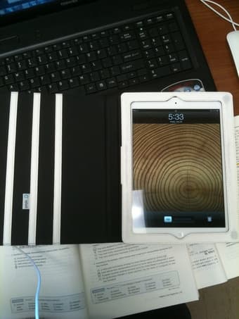 New IPAD 16G WIFI White and Leather case with smart turnon_off (450$) 3