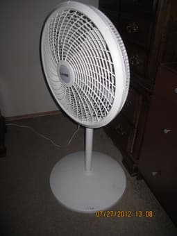Fan, high chair, dinnerset and bowls 1