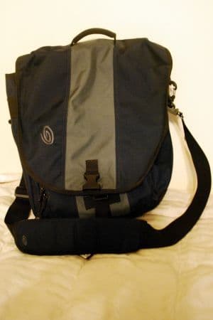 Timbuk2 medium computer shoulder messenger bag - "The Blogger" 1