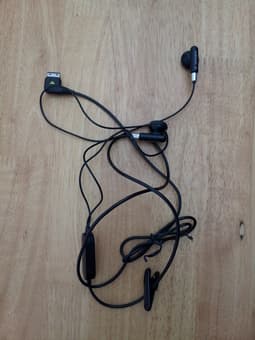 Samsung Fin phone charger, ear phone and USB connector 2