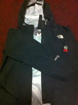 Men's North Face Summit Series jacket shell in black, Small - $55 1