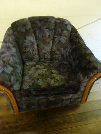 beautiful violet armchair for 99.99$ and just 30$ for a wooden desk 1