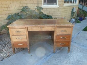 beautiful almost new armchair for 90.00$ and 20$ for a wooden desk 2