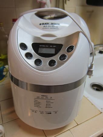 Black&Decker B2250 All-In-One Automatic Breadmaker for 1-1/2 to 2Pound 1