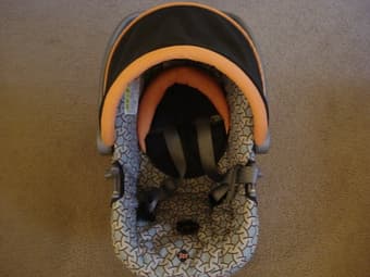 Car Seat with seat base (45$) 1
