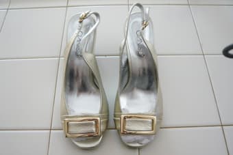 A pair of nice sandals for sale! 1