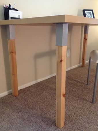 Large nice looking desk in perfect condition $30 2