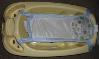 Selling barely used baby bath tub with net for $10 1