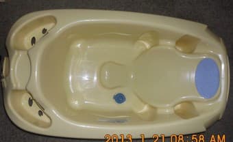 Selling barely used baby bath tub with net for $10 2