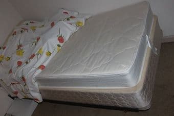 Queen bed ,mattress, table - $100 (palo alto) 2
