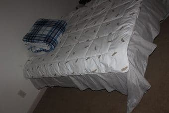 Queen bed ,mattress, table - $100 (palo alto) 3