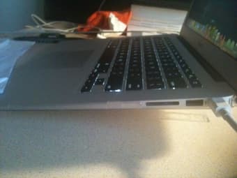 Macbook Air 13" - 256GB SSD/i7/4GB RAM - Warranty till Aug 2014 1100$ 2