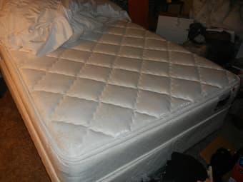 FULL SIZE MATTRESS AND BOX SPRING!! 3