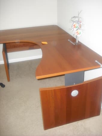 Office Desk / Executive table - $200 (palo alto) 2