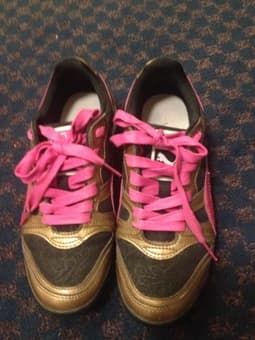 Puma women sneaker with pink laces size 6.0 $12 1