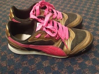 Puma women sneaker with pink laces size 6.0 $12 2