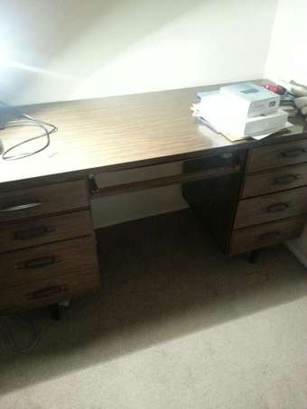 Free computer desk, good condition 1