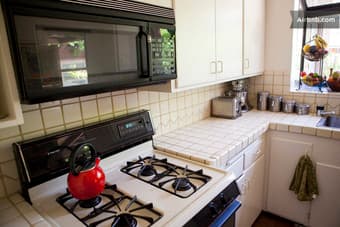 2-4 person Cottage for Rent (short term only) -- Walk to Stanford 3