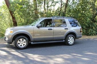 urgent Ford Explorer at 8,300$ instead of 10,000 $ kbb price 2