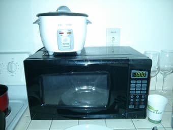 Selling 24inch Monitor, Printer, Microwave, Rice Cooker, Table, Chair 2