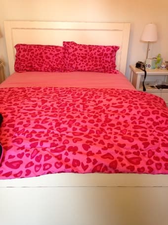 Beautiful queen comforter and bed sheet set 1