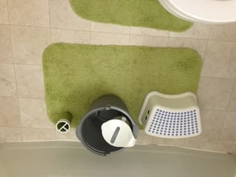 Pillow, bathroom mat, waste basket, stool, contour mat 1