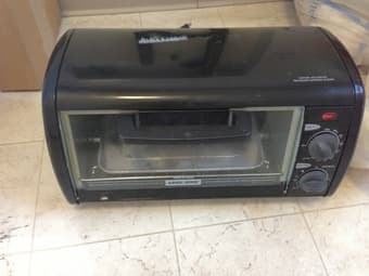 Black & Decker Toaster Oven -$ 15 1