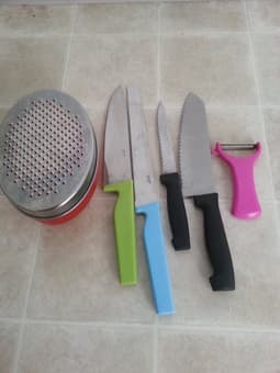 4 knives, 1 pilling knife and 1 cheese greater only $5 1