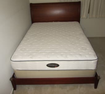 Simmons Beautyrest Queen-size Mattress Set + Solid Wood Headboard 1