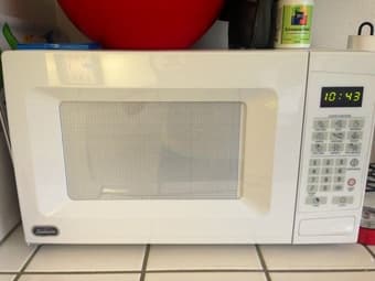 New Sunbeam .7 cubic ft White Microwave 1