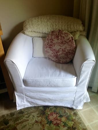 2 white lounge chairs 1