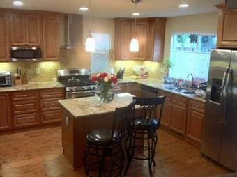 $1050 Beautiful room in large house near shopping center, caltrain 3