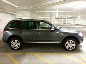 2004 Volkswagen Touareg 4.2V8 - top of options - $9800 3