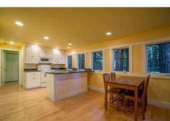 $2400 Gorgeous 2BR Detached Cottage in Woodside 2