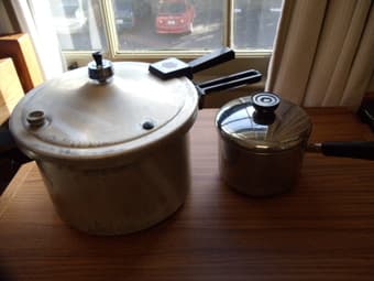 Kitchen items, frying pans, pots, pressure cooker, spatula, toaster 3