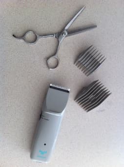 Hitachi electric hair clipper + sawtooth hair scissors ($40) 1