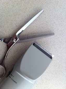 Hitachi electric hair clipper + sawtooth hair scissors ($40) 2