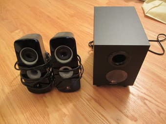 Logitech 2.1 speakers, wireless kb+mouse, SW: TOR Collector's Edition 1
