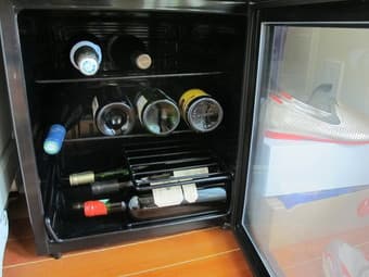 Beer/ wine fridge, mint condition 1